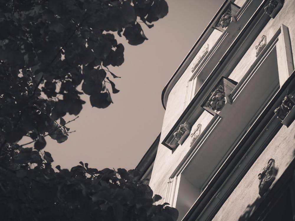 Altes europäisches Wohnhaus Blick von unten 4