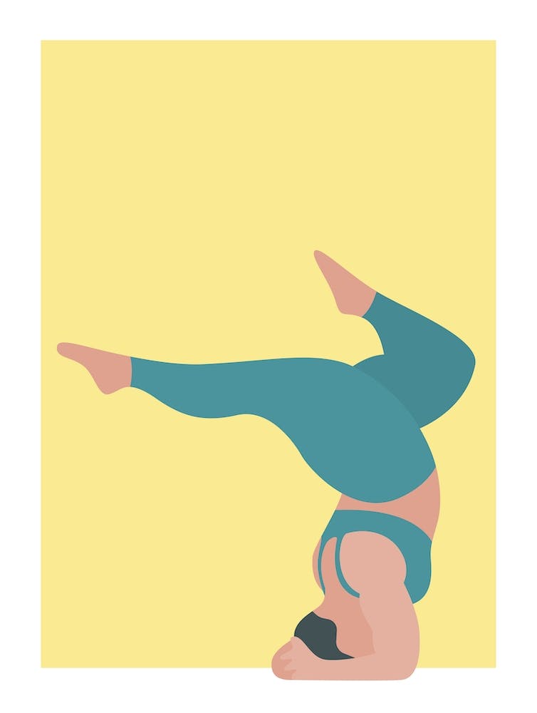 Große Frau Yoga-Pose in Gelb
