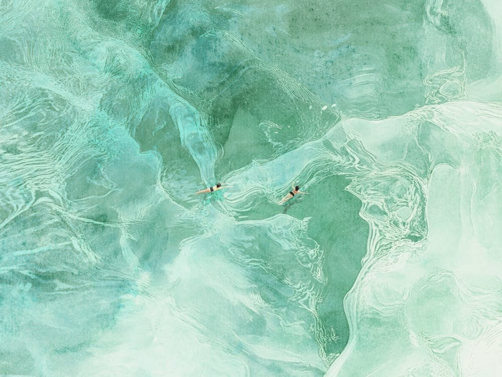 Couple Nageant Dans un Océan Calme, Impression Aquarelle Minimaliste, Art Mural Zen pour Chambre, Art de Paysage Marin Abstrait Esthétique Côtier pour Salle de Bain Spa, Art de Plage Moderne pour Salon Contemporain et Entrée 1