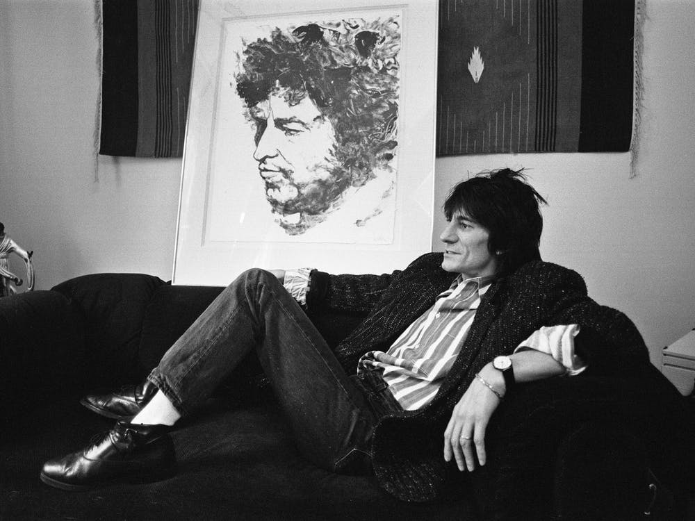 Ronnie Wood Pictured In 1987 With His Drawing Of Bob Dylan