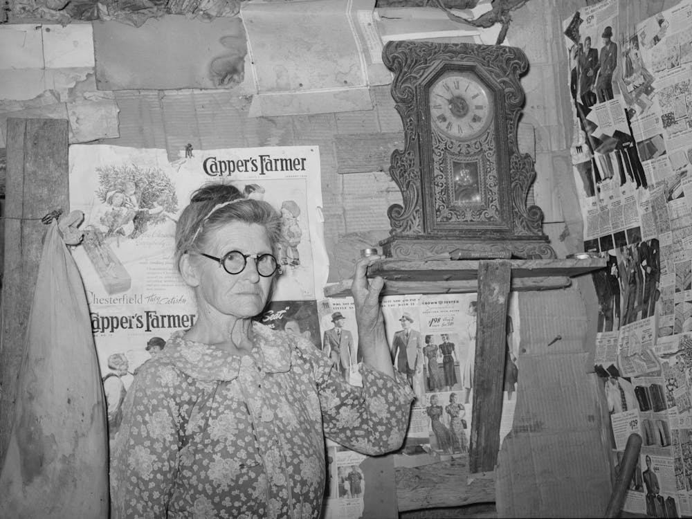 Unbetiteltes Foto, möglicherweise bezogen auf Witwe, Pachtbauer, Mcintosh County, Oklahoma von Russell Lee