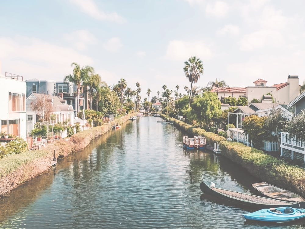 Los Angeles, USA I Venice beach canals retro vintage aesthetic, palm trees, californian architecture midcentury coastal photography like on the coast in Miami with an film camera in pastel summer color