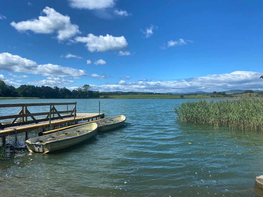 Zwei Boote auf einem See