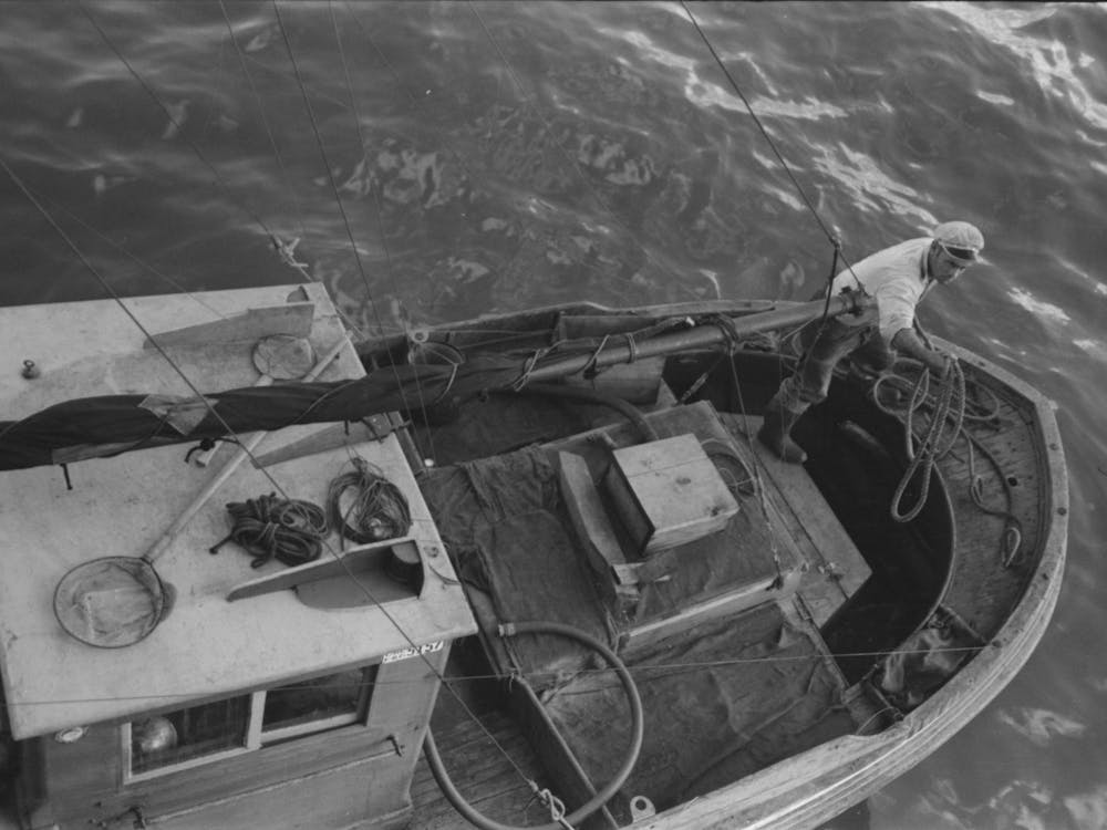 Lancer une Ligne à Terre depuis un Bateau de Pêche aux Docks de la Columbia River Packing Association, Astoria, Oregon par Russell