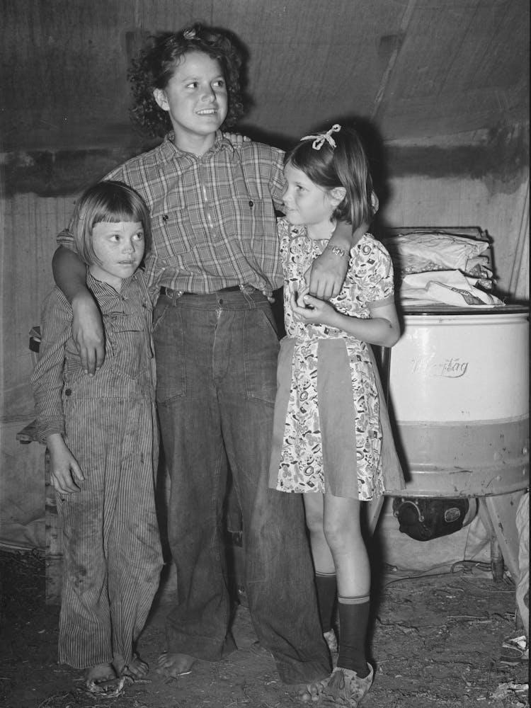 Photo Sans Titre, Éventuellement Liée À Fille De Migrant Dans Une Tente Habitation Près De Harlingen, Texas (Voir 32108 D)