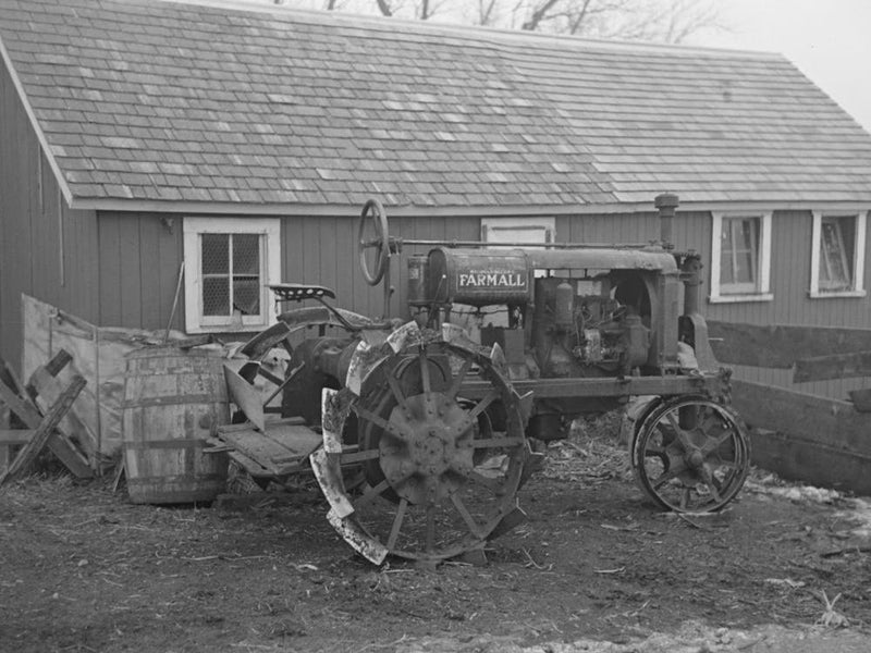 Traktor auf der Roy Merriott Farm nahe Estherville, Iowa von Russell Lee