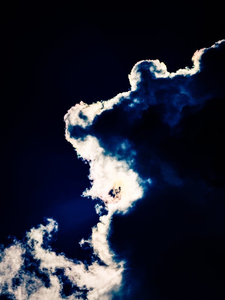 Rand einer sonnenbeschienenen Wolke
