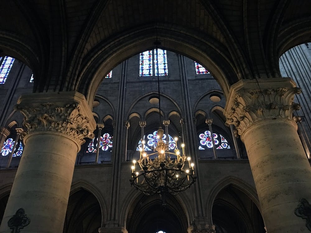 Kronleuchter in der Alten Kathedrale Notre Dame (Paris Serie)