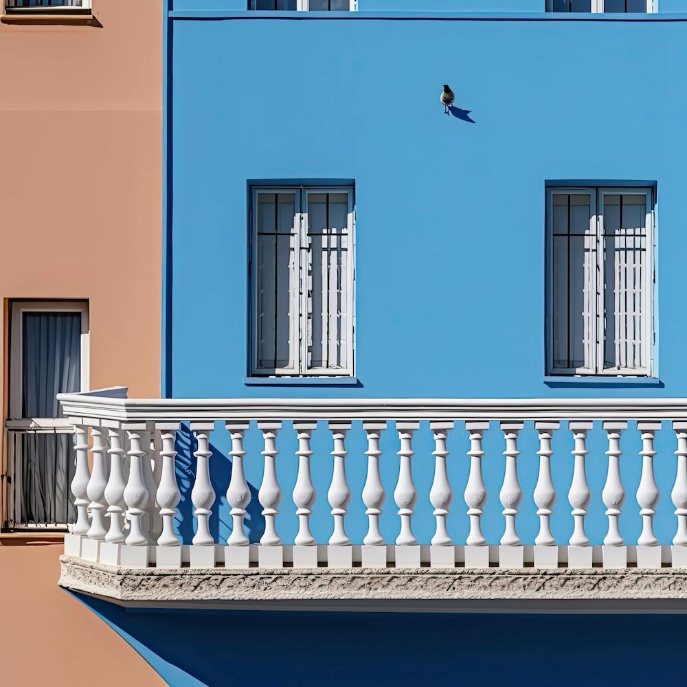 Maison Bleue Méditerranéenne Avec Balcon Photographie d'Été