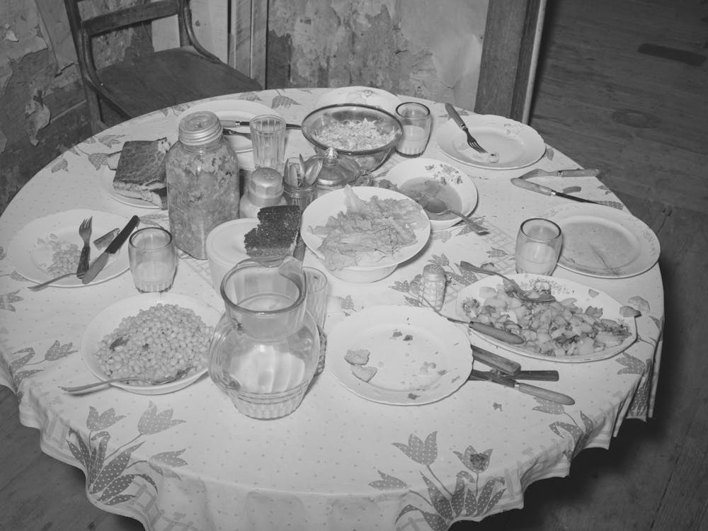 Table de Dîner de Famille de Fermiers Locataires Vivant Près de Sallisaw, Oklahoma, la Nourriture Se Compose de Haricots, Pain de Maïs, Laitue, Frit