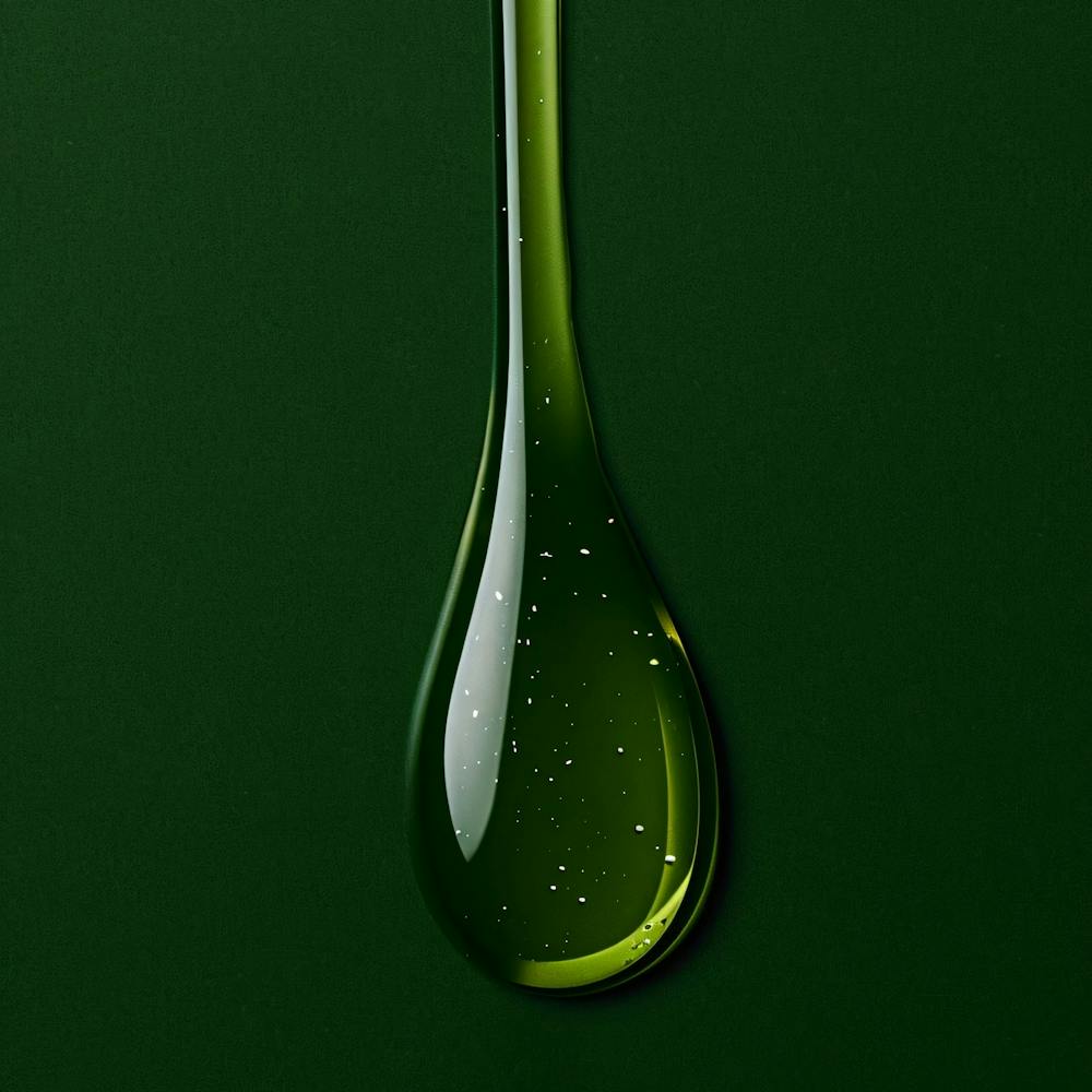 Goutte d'Huile Sur Fond Vert