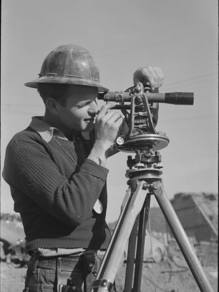 Mitglied der Vermessungsmannschaft am Shasta Dam, Shasta County, California von Russell Lee