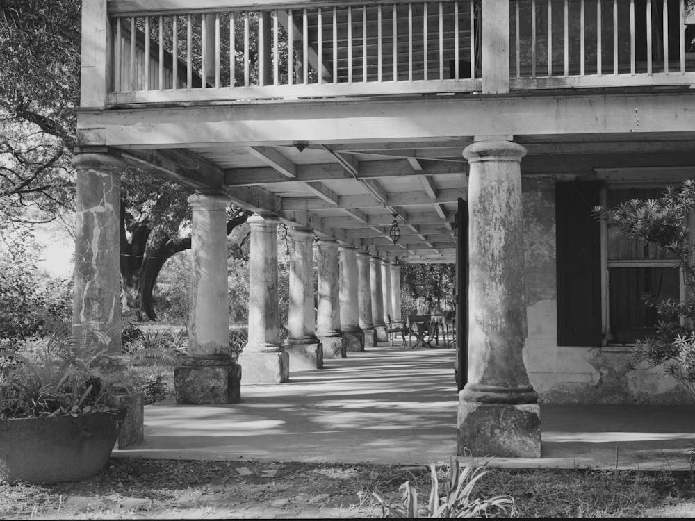 Balkon und Veranda eines Plantagenhauses nahe New Orleans, Louisiana von Russell Lee