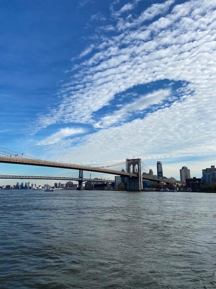 Motif de nuages fous sur Brooklyn Bridge