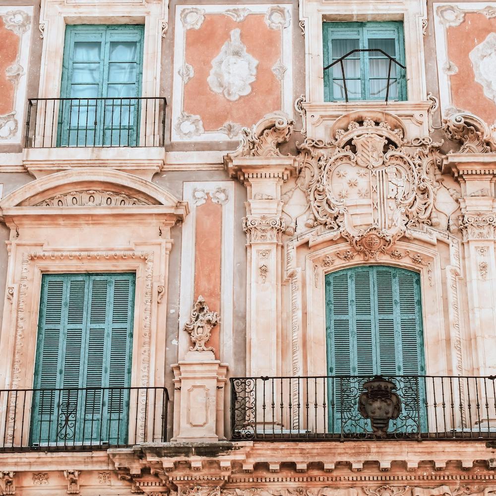 Le Bâtiment Rose Et Les Volets Bleus Voyage Espagne Carré