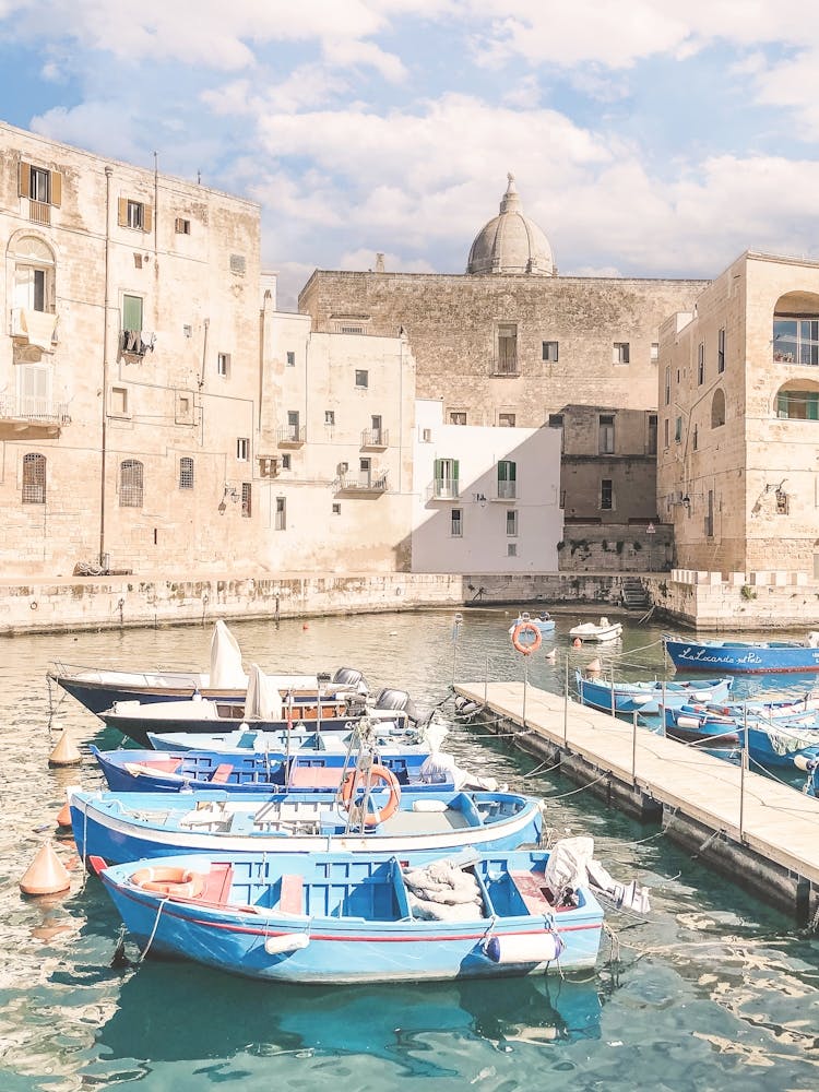 Puglia, Italy I Authentisches, historisches Fischerdorf Monopoli mit seinen blauen Booten im Hafen mit Fotografie mediterraner südlicher Architektur und Retro-Vintage-Pastell-Sommerästhetik mit Filmkamera