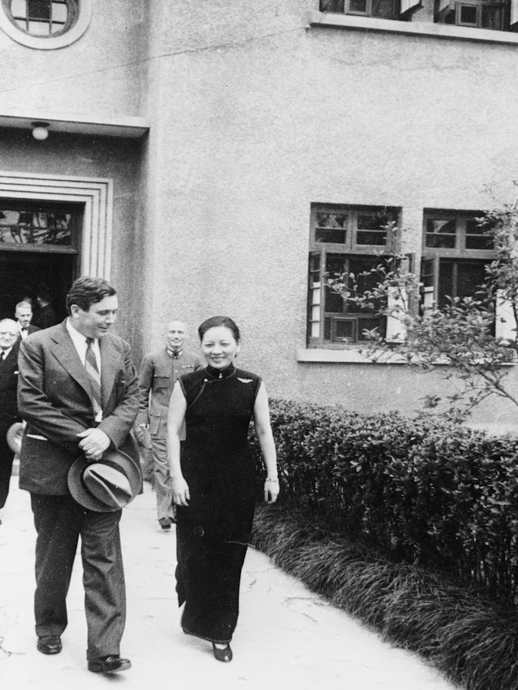 Chungking, China, Mr, Wendell Wilkie And Madame Chiang Kai Shek At The Official Residence Of The Generalissimo
