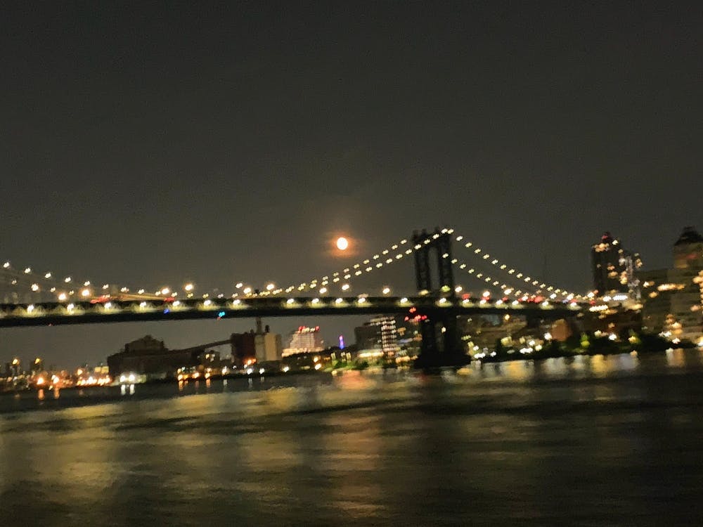 Pleine Lune Sur Manhattan Et Le Pont de Brooklyn