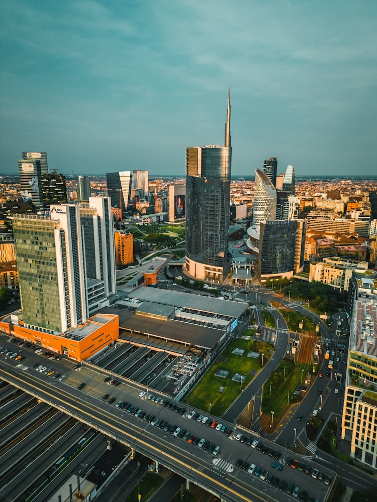 Città al Tramonto: Milano Sotto lo Sguardo del Drone