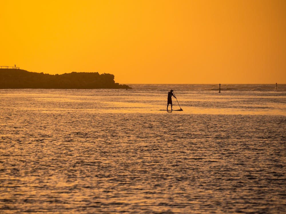 Sonnenuntergangs-Paddleboarding Australia