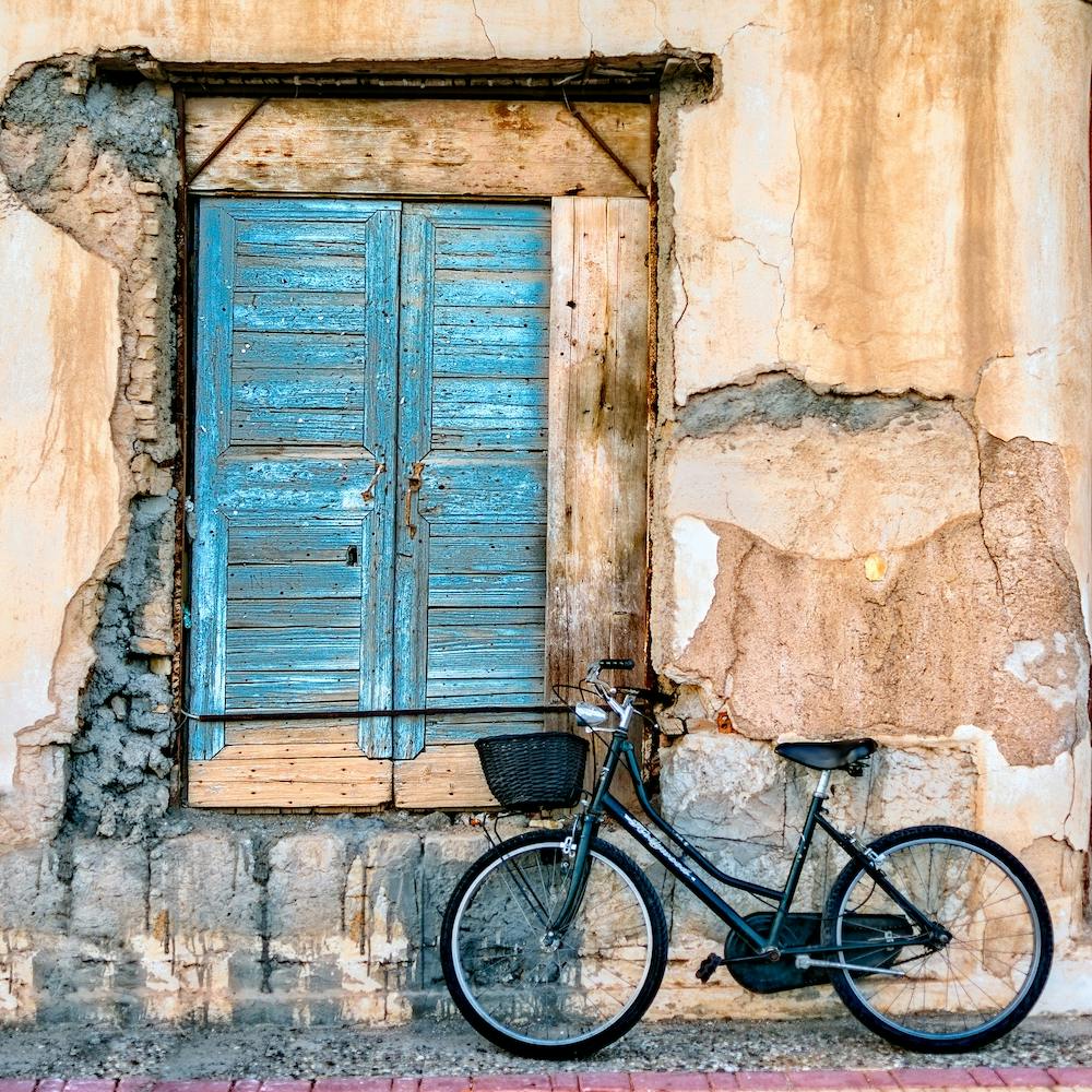 Altes Fenster und Fahrrad