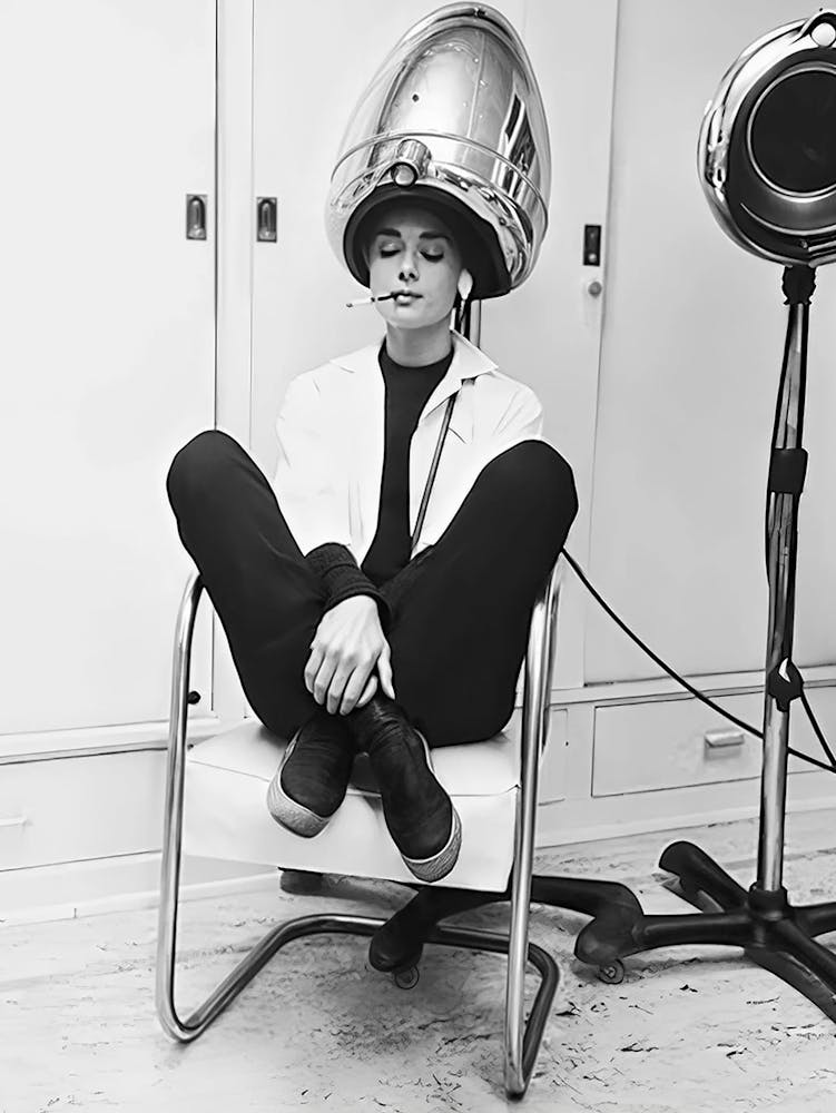 Audrey Hepburn Dans un Salon de Coiffure