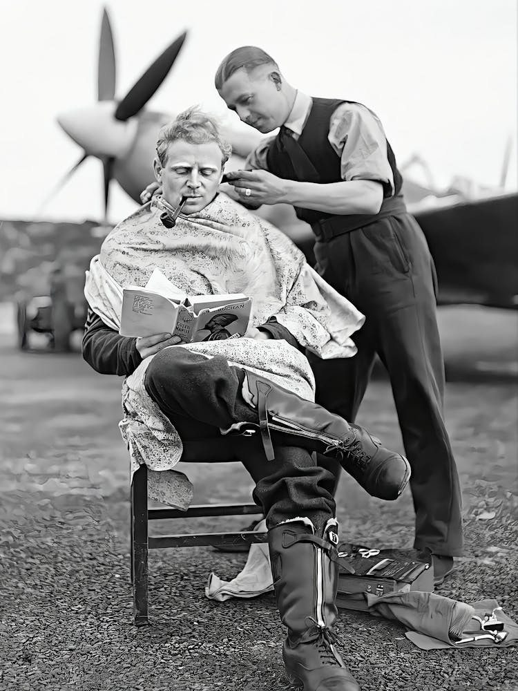 Pilote se Faisant Couper les Cheveux Art Mural, Salon de Coiffure Vintage, Impression Noir et Blanc, Coiffeur, Décoration Murale de Salon de Barbier, Affiche pour Grotte d'Homme, Impression Rétro