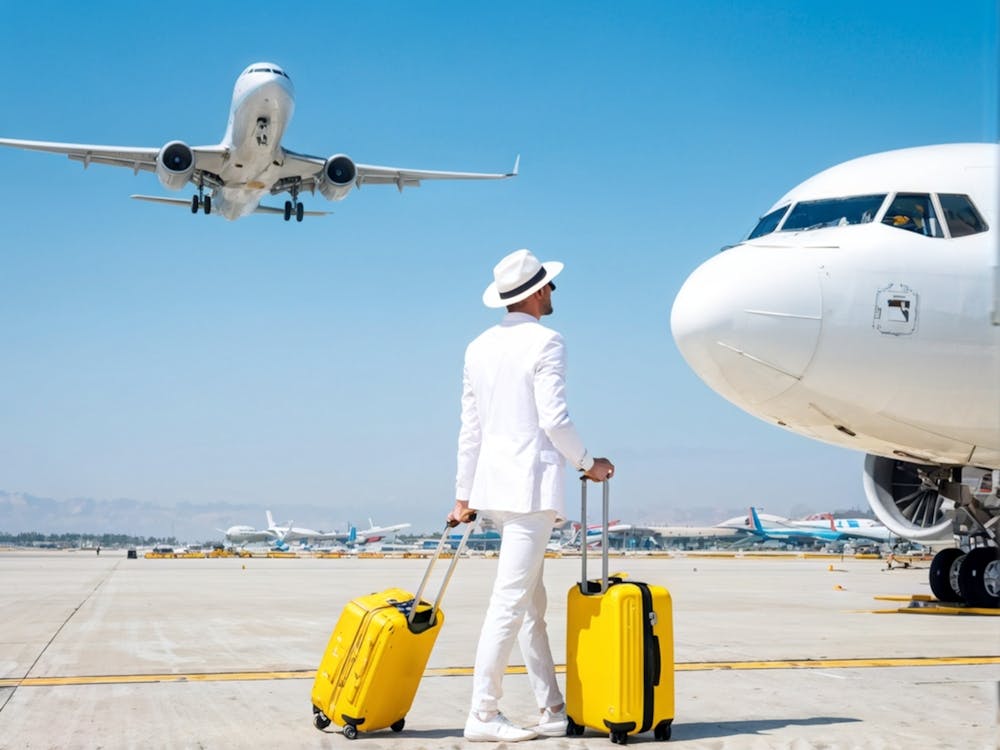 Homme Avec Bagages À L'aéroport