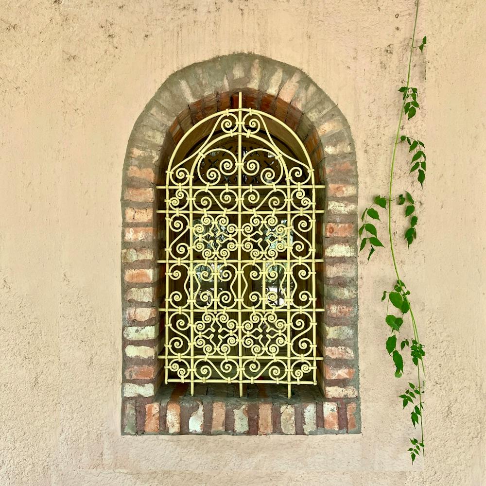 Schmiedeeisernes Fenster