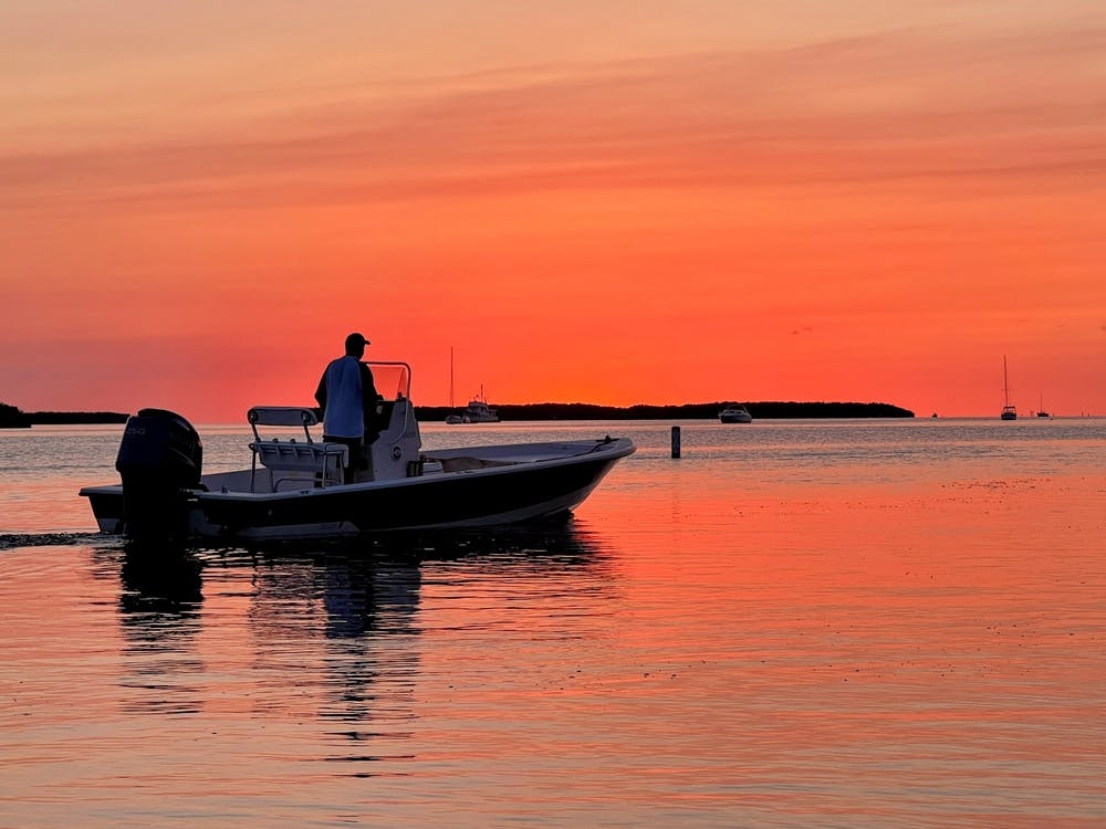 Bootfahren bei Sonnenuntergang in Islamorada (Florida Keys Serie)