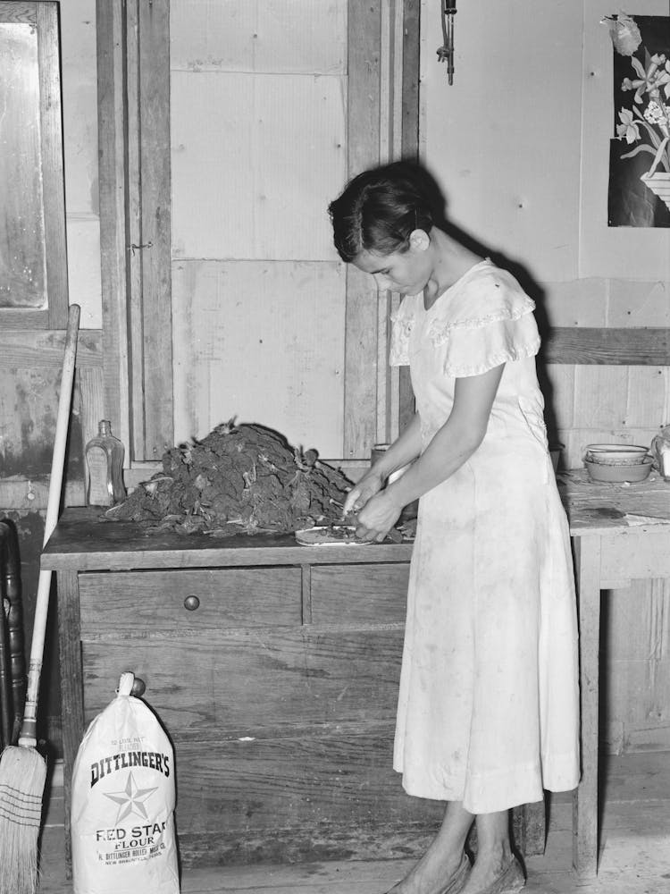 Femme mexicaine préparant des épinards, San Antonio, Texas, Les épinards faisaient partie de ses produits de secours par Russell Lee
