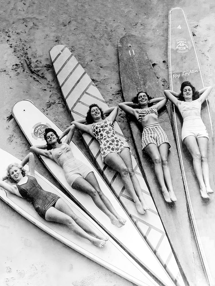 Femmes surfeuses en maillot de bain Photo vintage noir et blanc