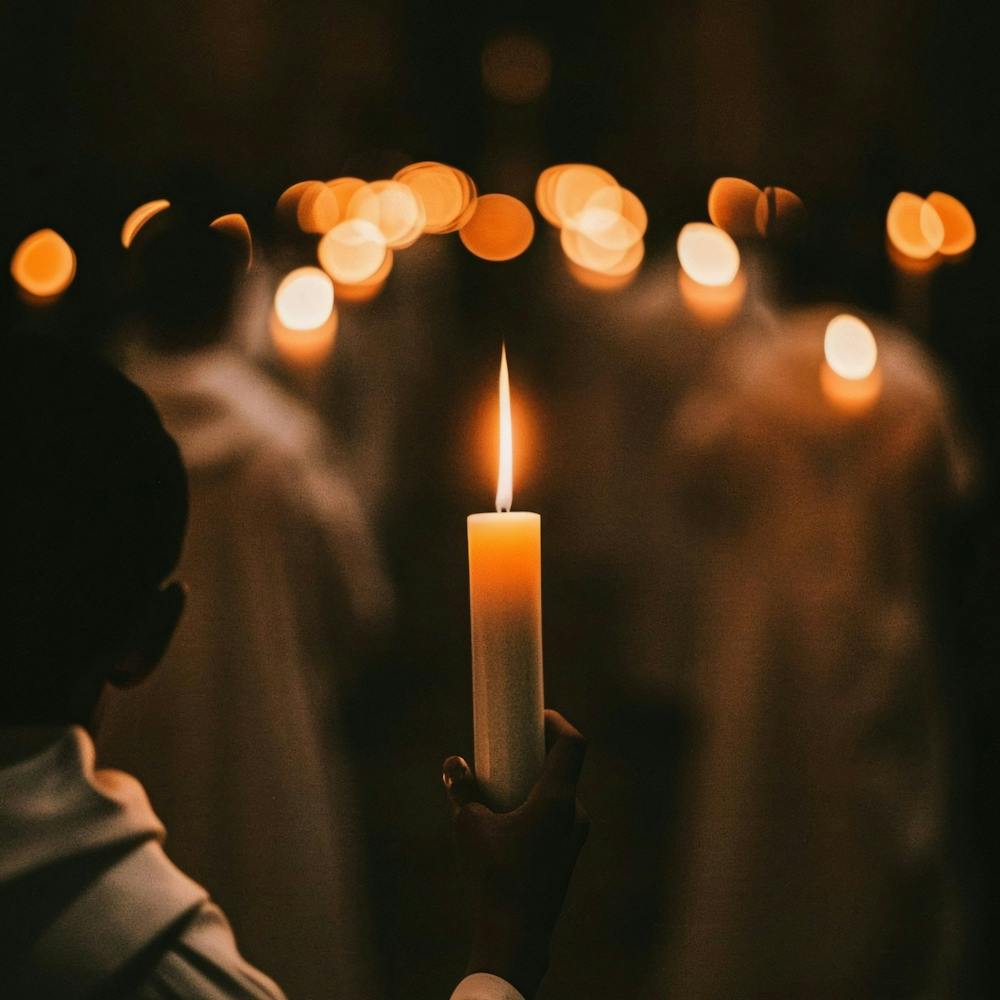 Veillée Pascale Avec Bougies Allumées Et Une Église Assombrie Recueilli