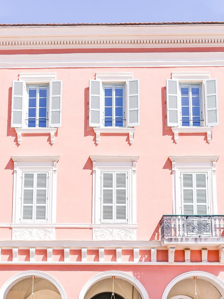 Bonbonrosa Fenster