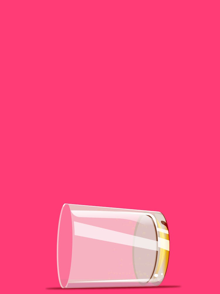 Verre Vide sur Fond Rose