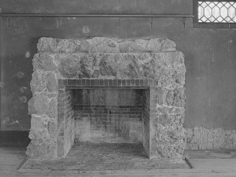 Kamin in altem Ranchhaus nahe Marfa, Texas von Russell Lee