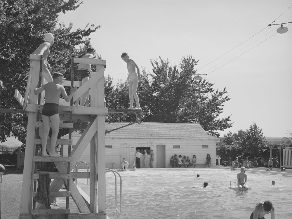 Kinder vom FSA (Farm Security Administration) Wanderarbeiterlager Mobile Einheit schwimmen in der Stadt