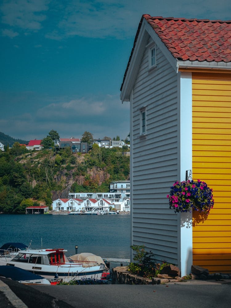 Yellow House, Norway