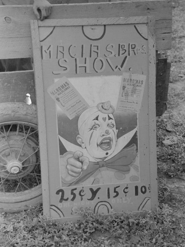 Poster einer reisenden spanisch-amerikanischen Show in Penasco, New Mexico von Russell Lee