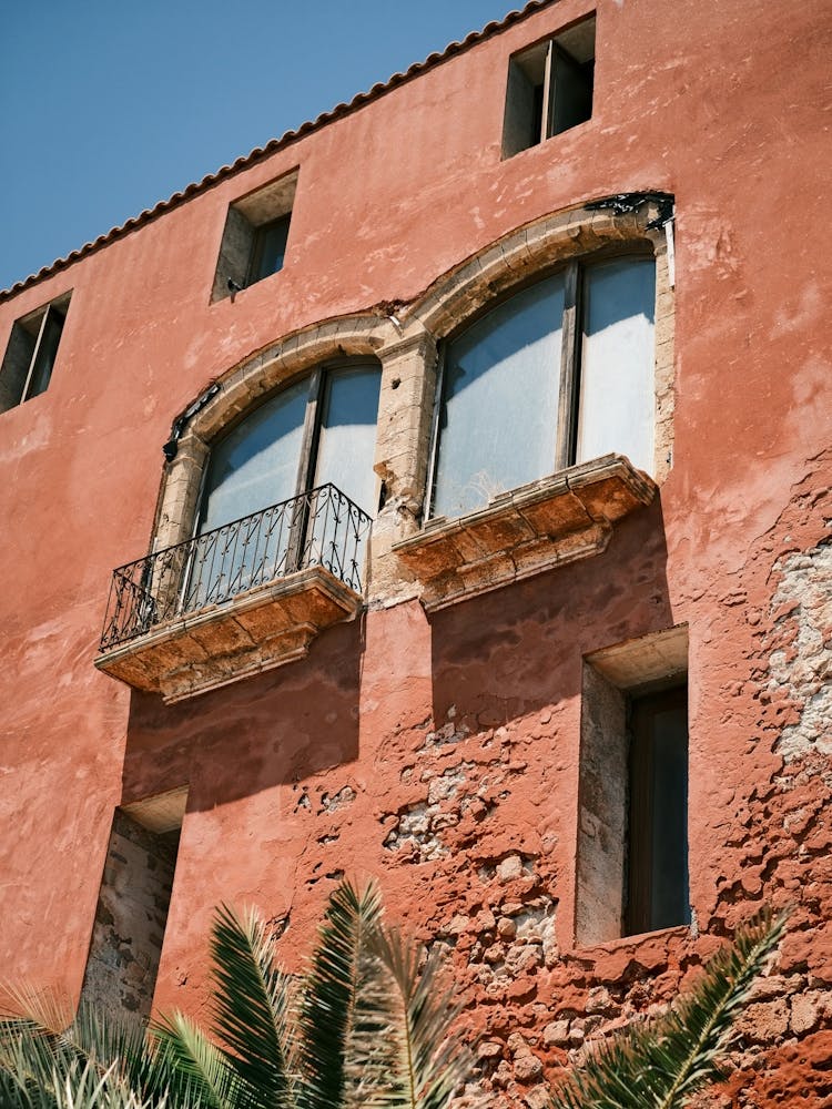 Red house in Eivissa // Ibiza Travel Photography