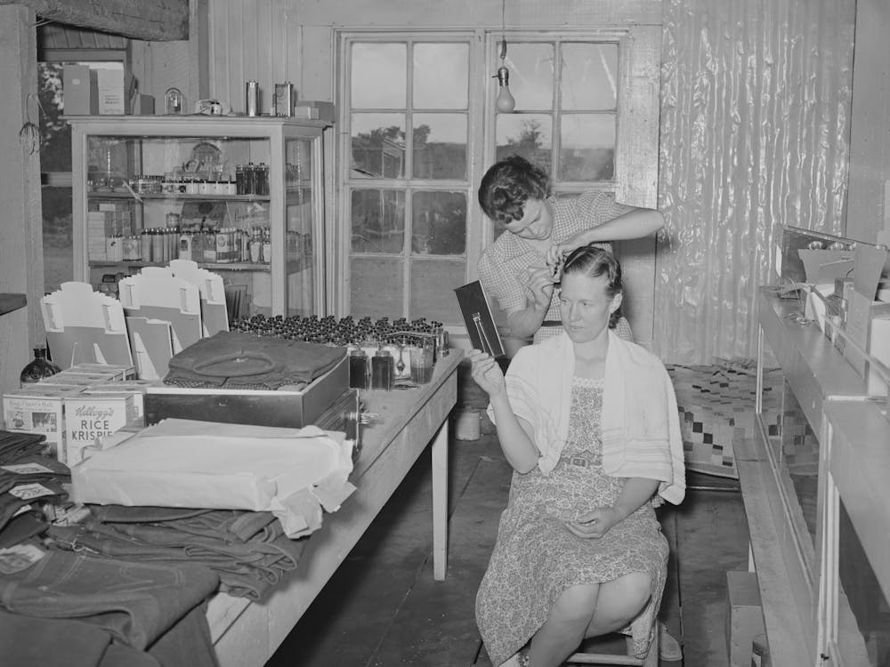 Un Voisin Coiffe L'Employé D'Épicerie À Pie Town, New Mexico Par Russell Lee 1
