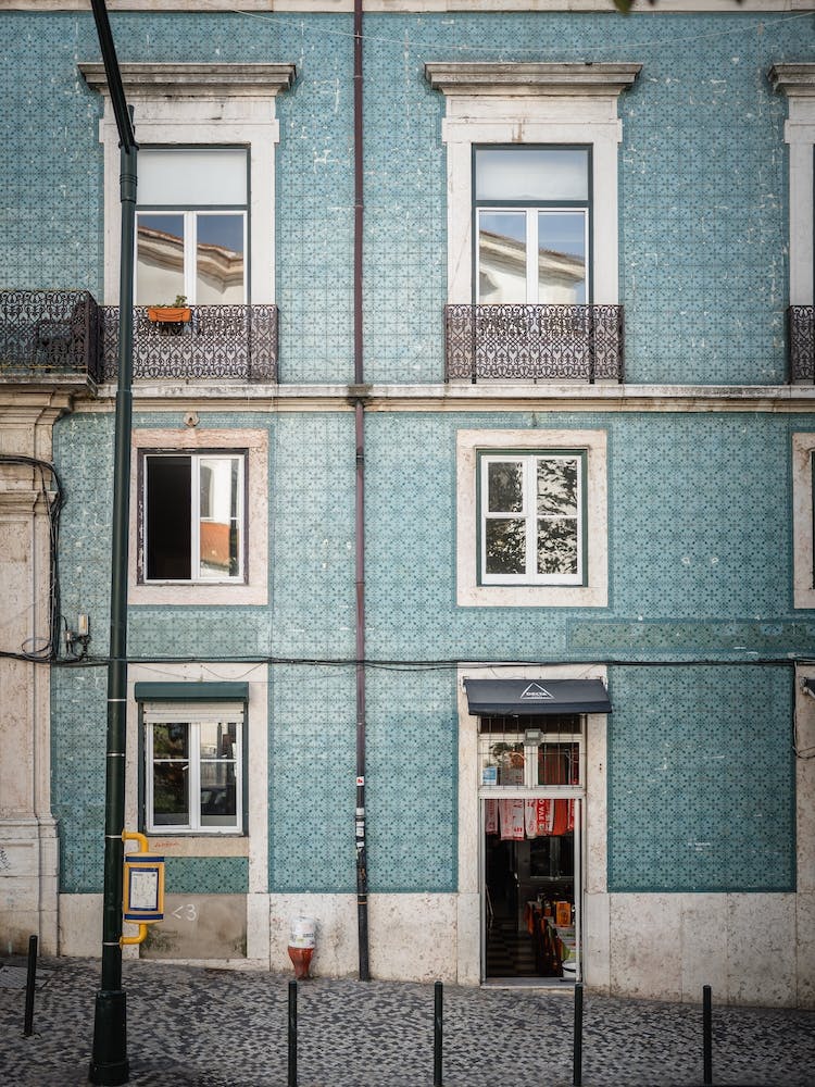 Türkises Haus mit portugiesischen Mosaikfliesen
