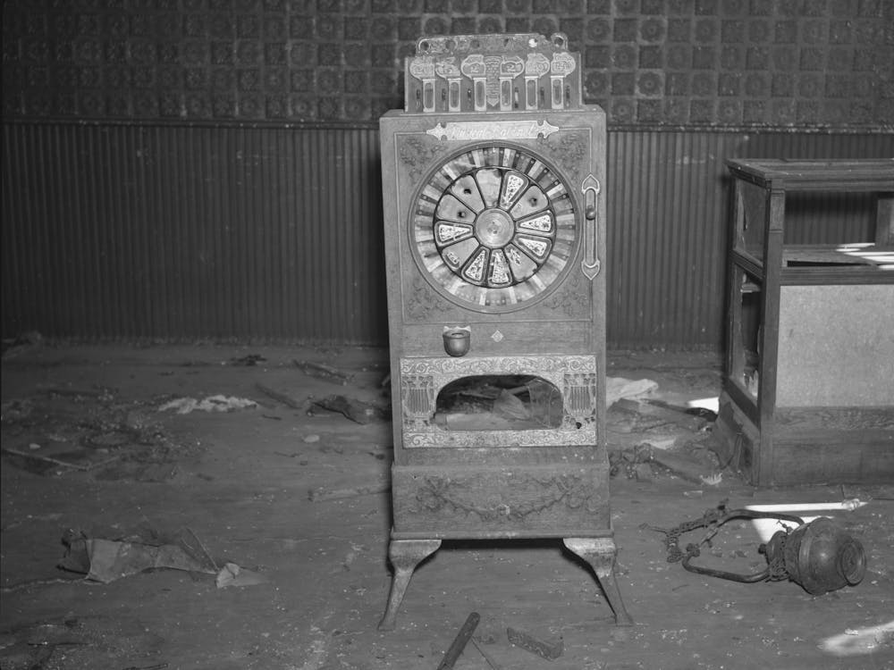 Ein alter Spielautomat in einem verlassenen Saloon in Mansfield, Michigan von Russell Lee
