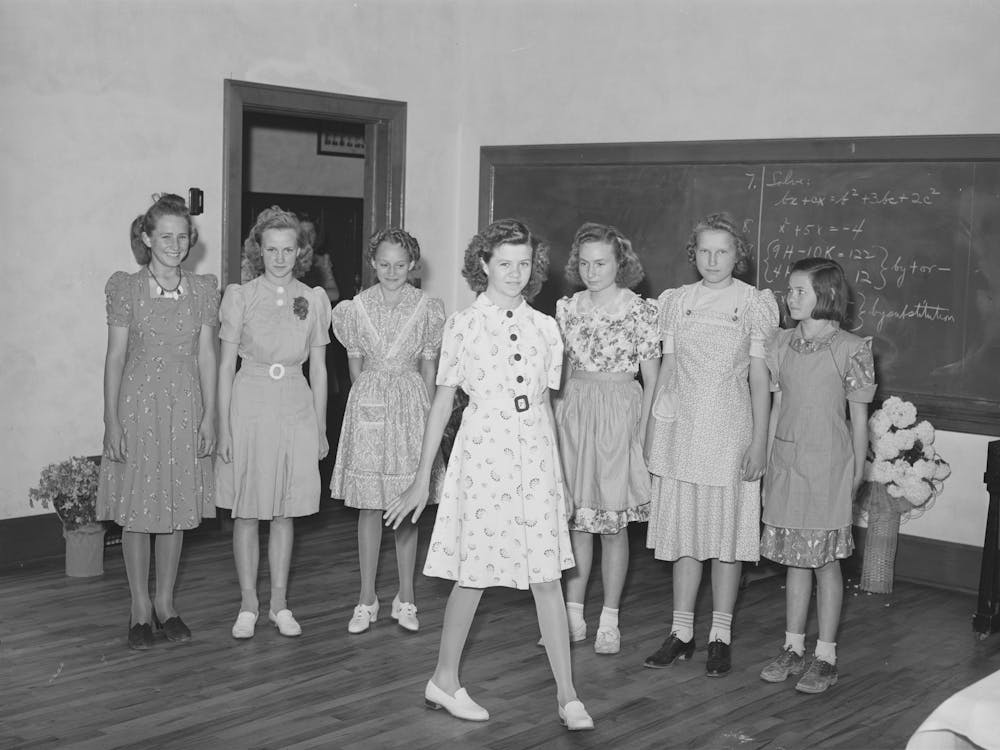 Défilé de Mode par des Écolières de Robes Qu'Elles ont Faites, Foire de Printemps du 4 H Club, Adrian, Oregon par Russell Lee