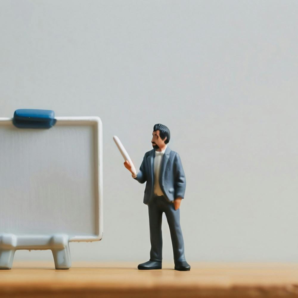 Homme d'Affaires Tenant Un Tableau Blanc