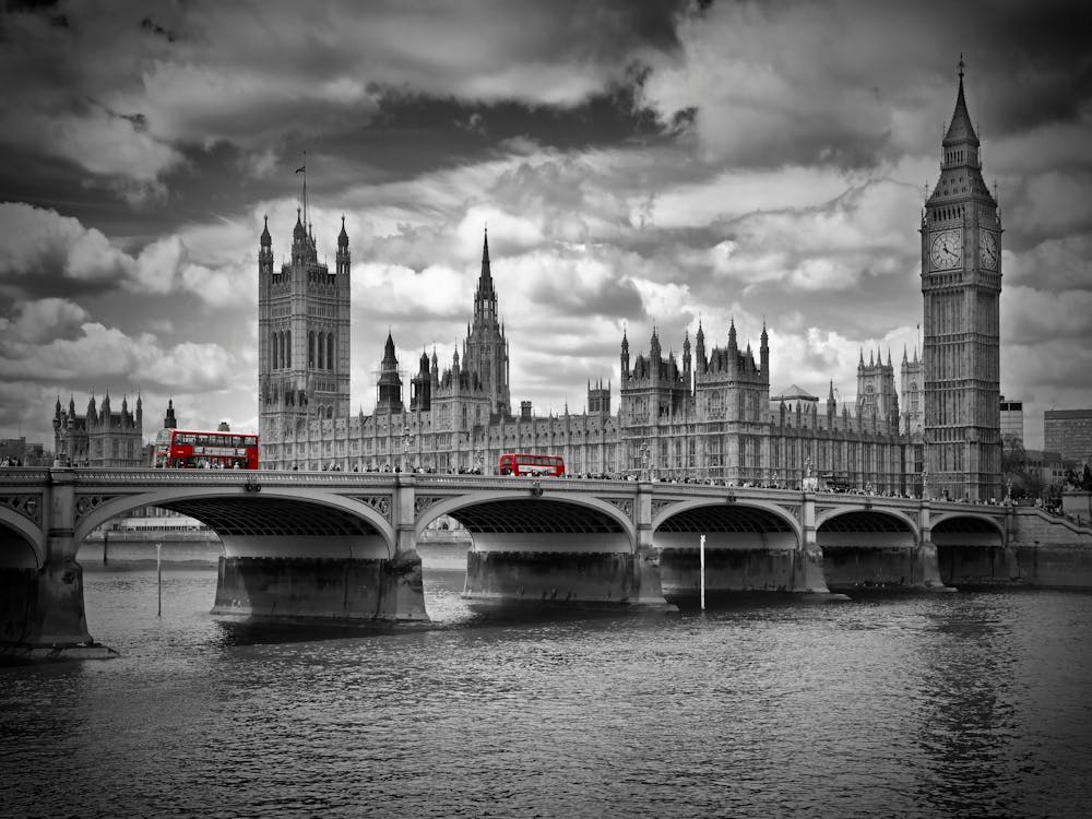 LONDON Houses Of Parliament und Rote Busse