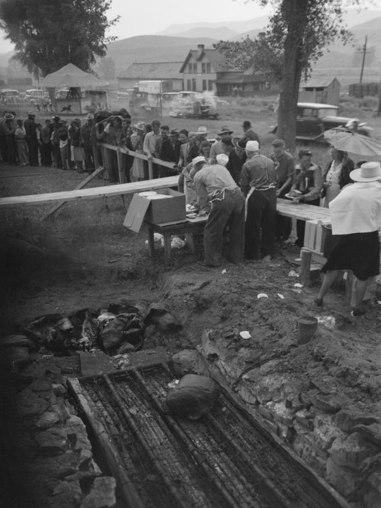 Grillgruben und Menschen, die Schlange stehen, um beim kostenlosen Barbecue am Labor Day bedient zu werden, Ridgway, Colorado By