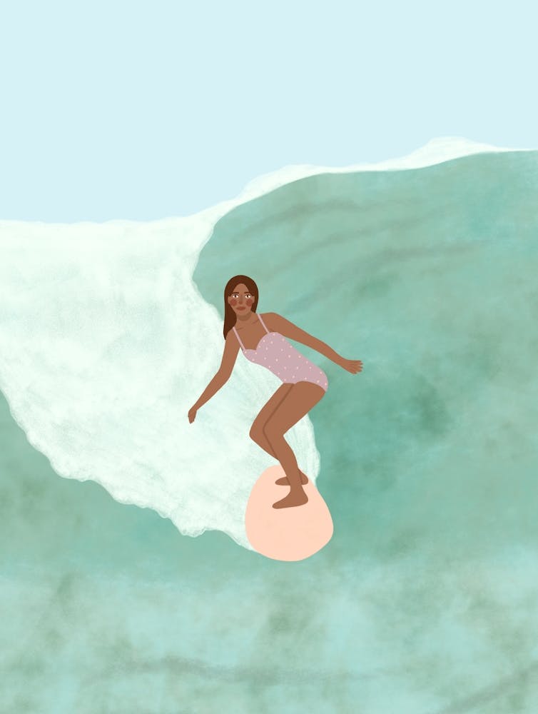 Surfeuse Chevauchant une Vague Été