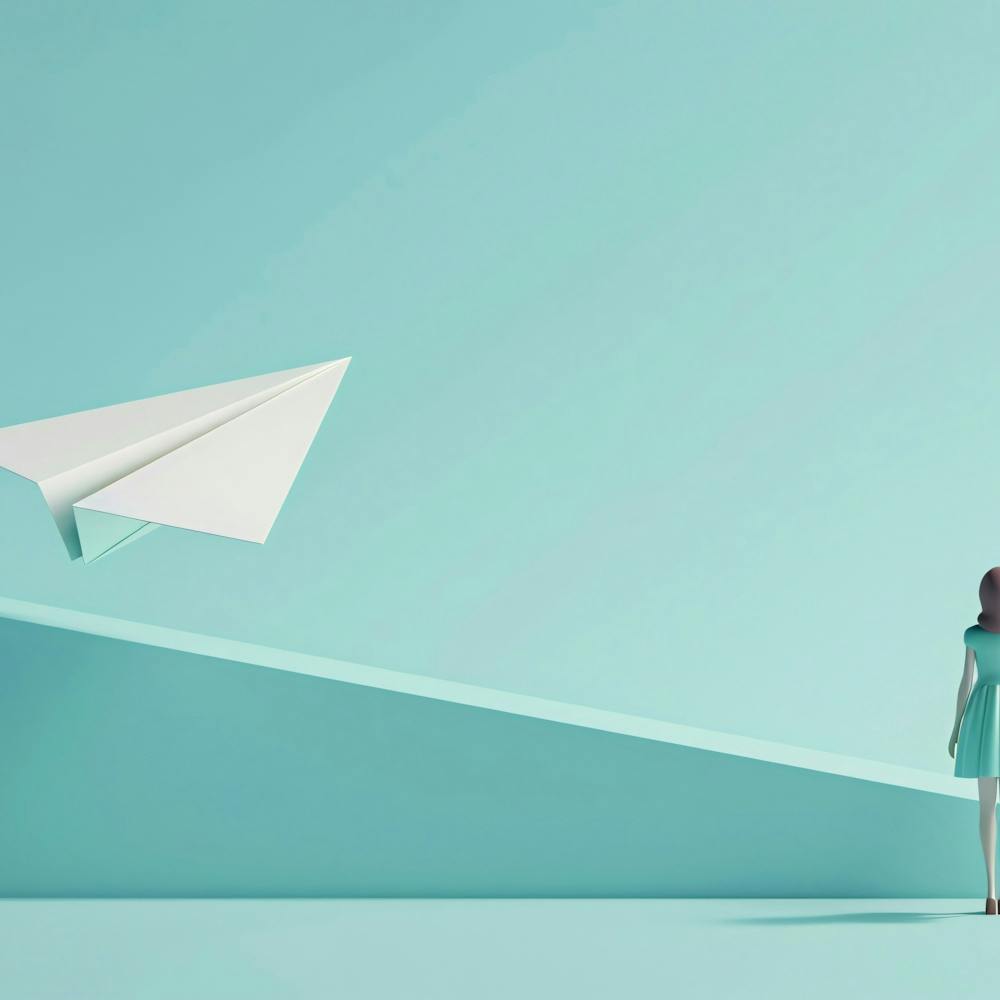 Femme Regardant Un Avion en Papier