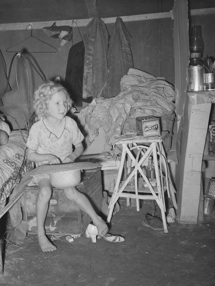 Enfant de journalier agricole dans une tente près de Spiro, Oklahoma, Comté de Sequoyah par Russell Lee